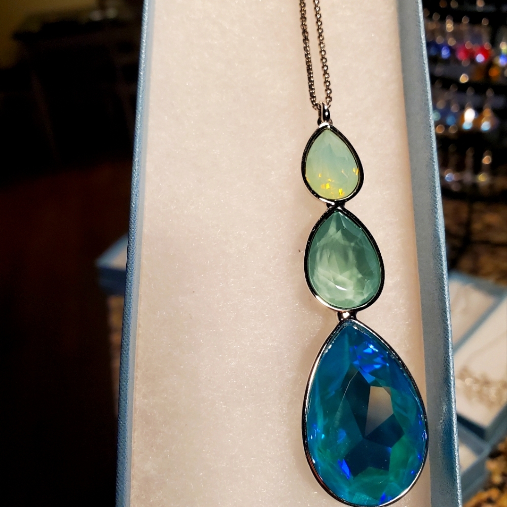 Long to short adjustable Dive In pendant Swarovski crystals